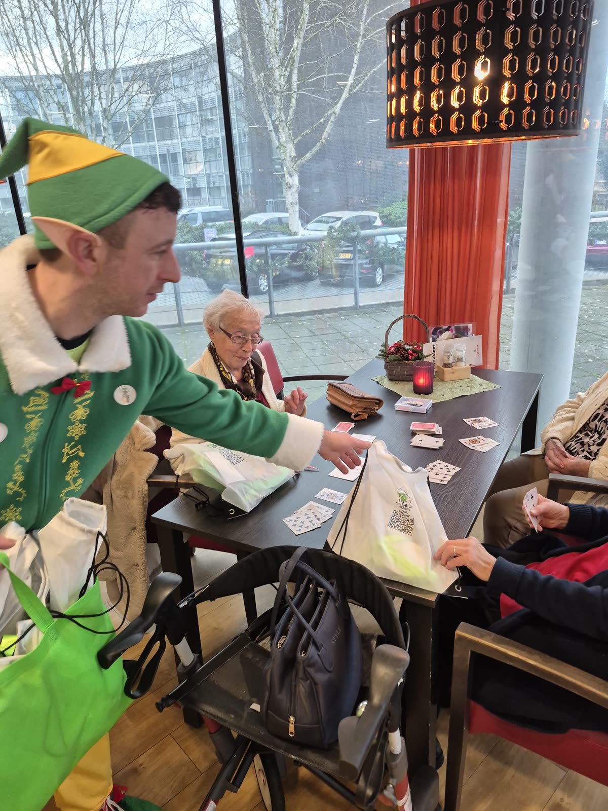 Aanschuiven aan tafel bij het raam